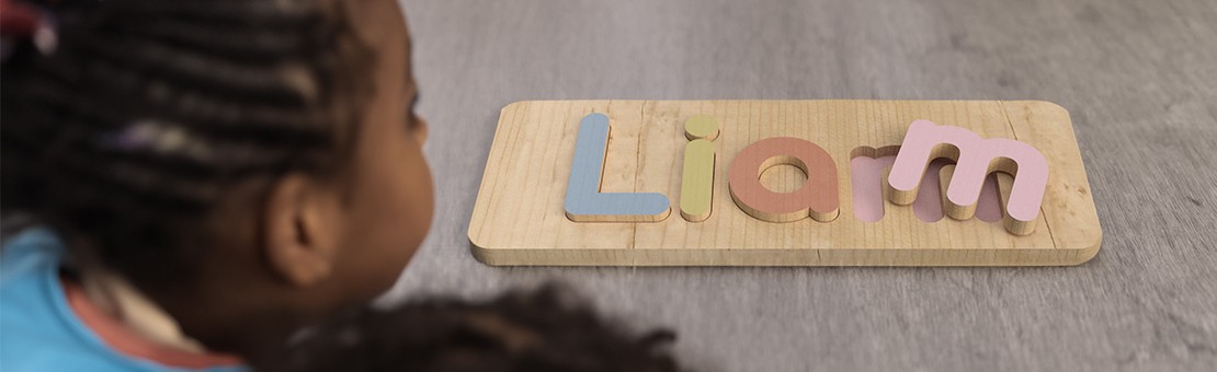 puzzle de madera con las letras de colores con el nombre de un niño o niña