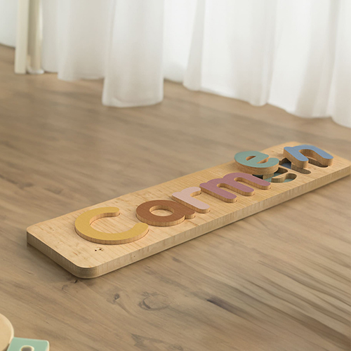 puzzle de madera con las letras de colores con el nombre de un niño o niña