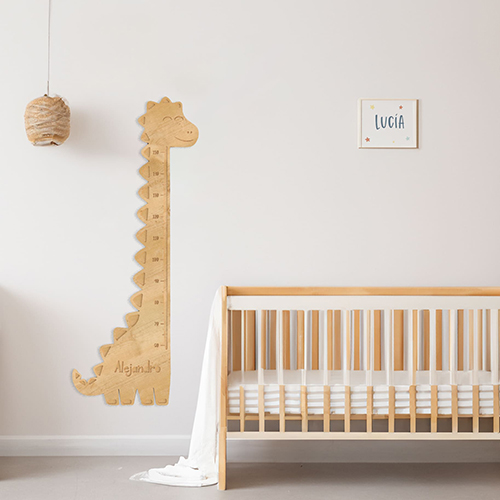 foto con medidor para niños con forma de dinosaurio y una cuna