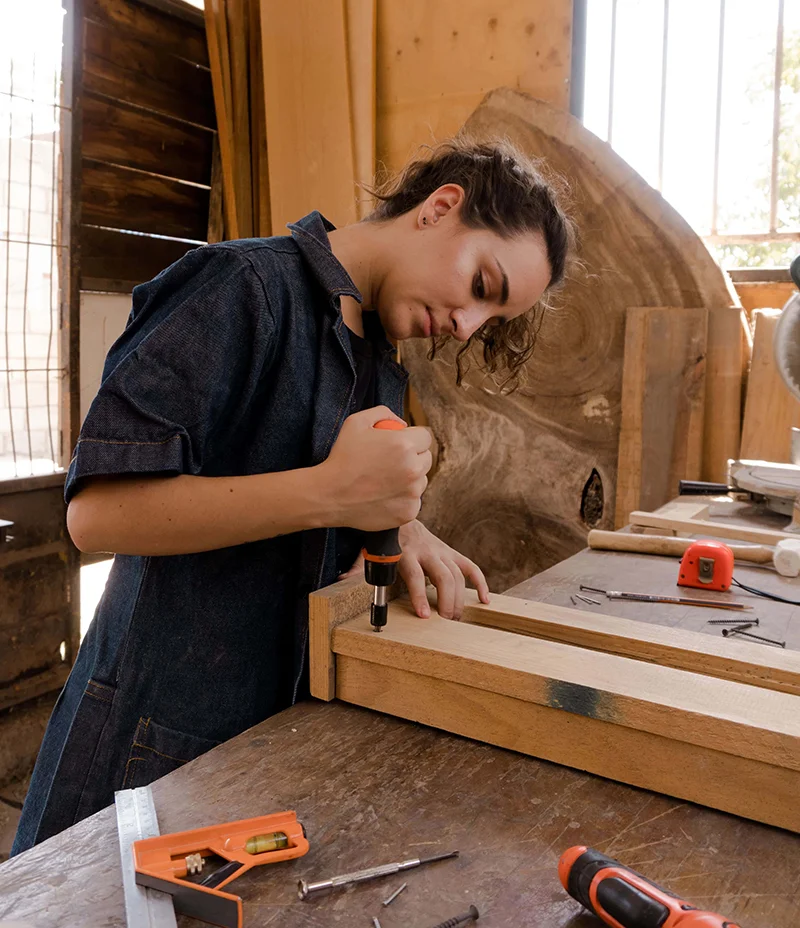 foto de una mujer trabajando en el taller de madera